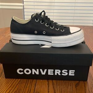Converse platform tennis shoes. Sz 7
Black